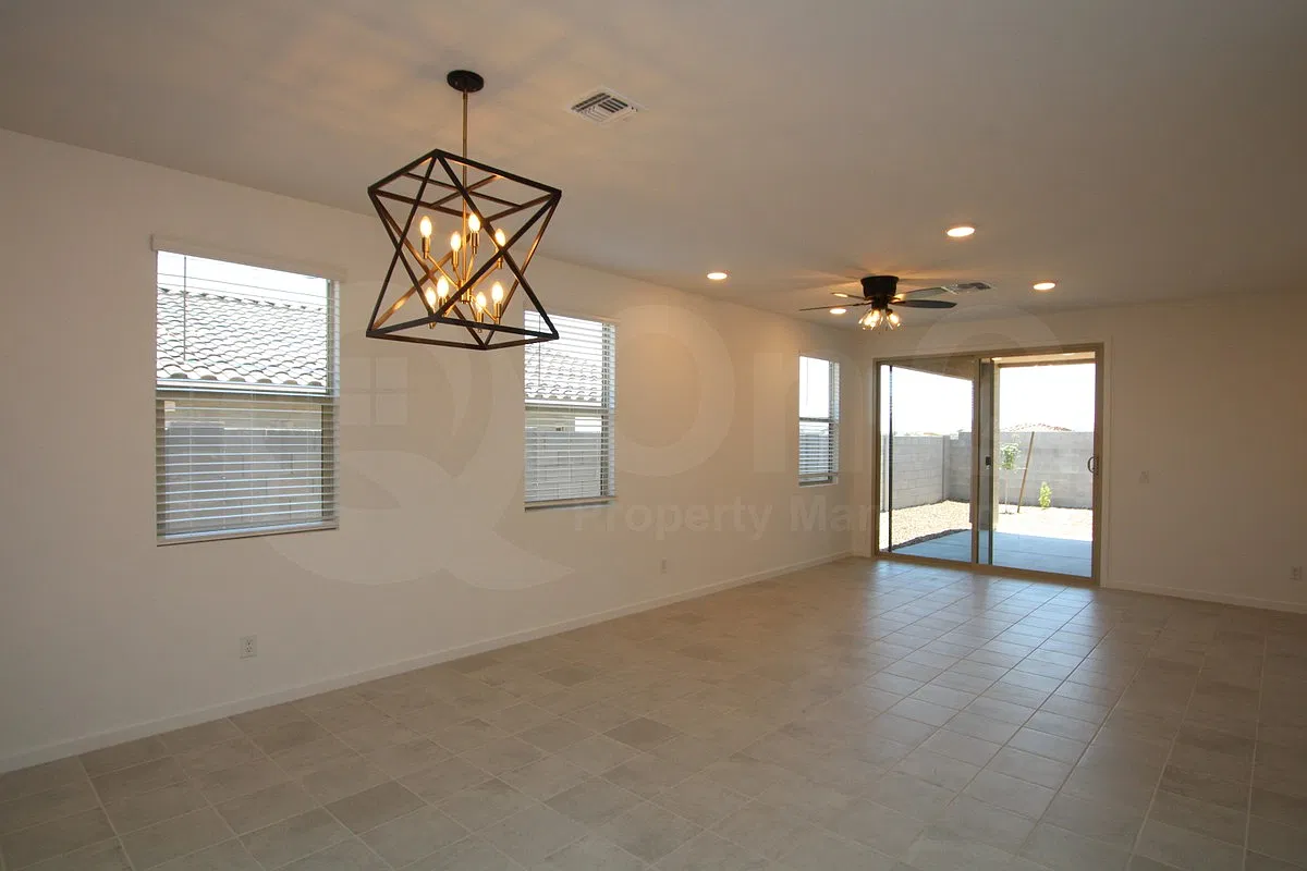 4 bed, 3.0 bath, 2049 sqft, $2,300 — Photo 4