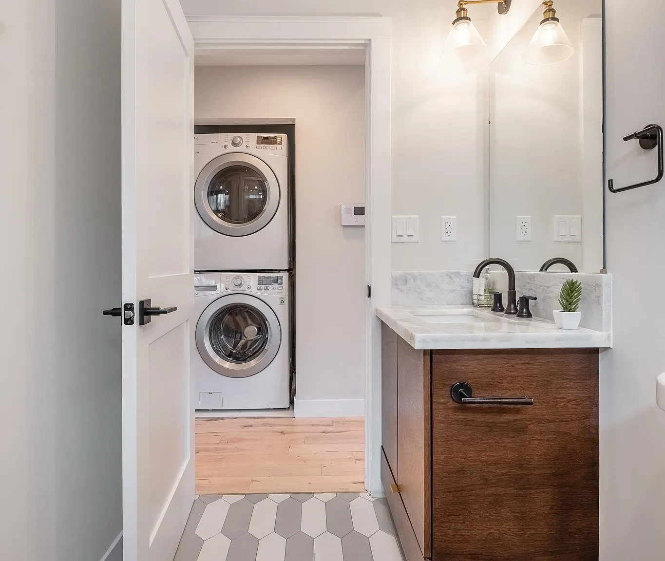 3 bed, 970 sqft, $5,300 — Photo 3