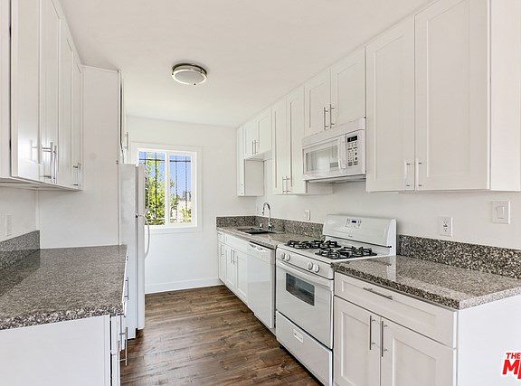 3rd image of 1212 W 107th St APT 21