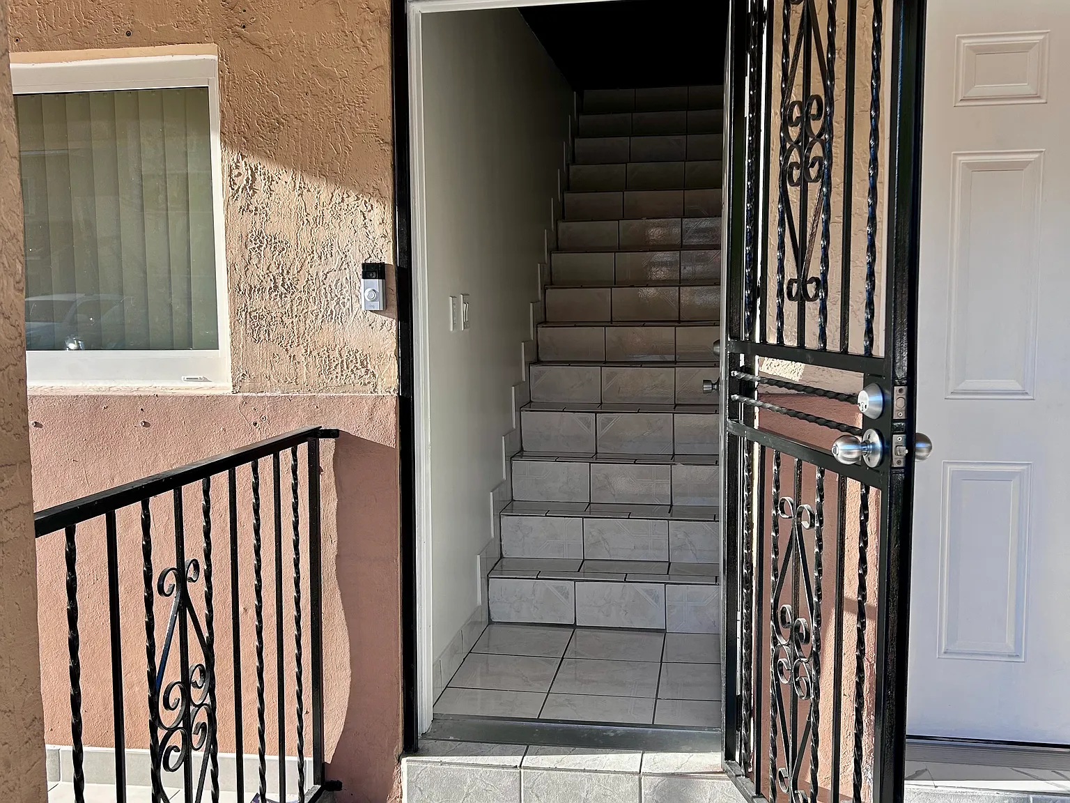 2 bed, 925 sqft, $2,300 — Photo 3