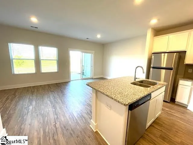 3 bed, 2.5 bath, $1,600 — Photo 2