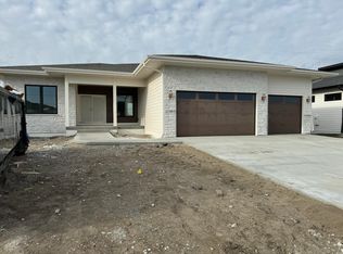 17969 Townsend Dr, Clive, IA 50325