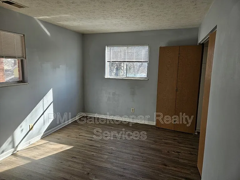 1735 Mills Ave — Photo 10