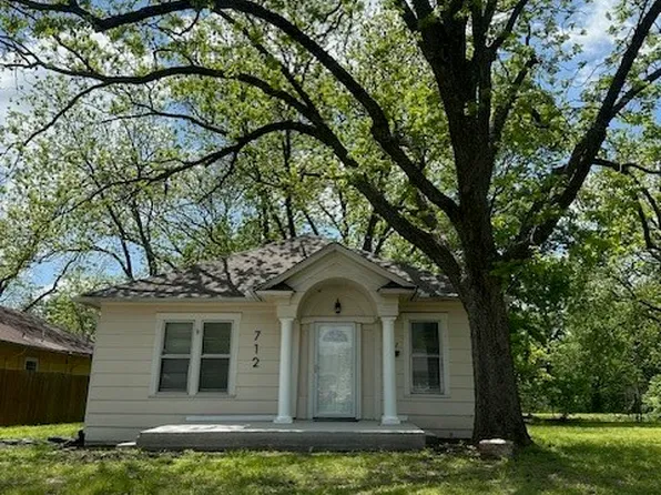 712 E Main St, Whitesboro, TX 76273