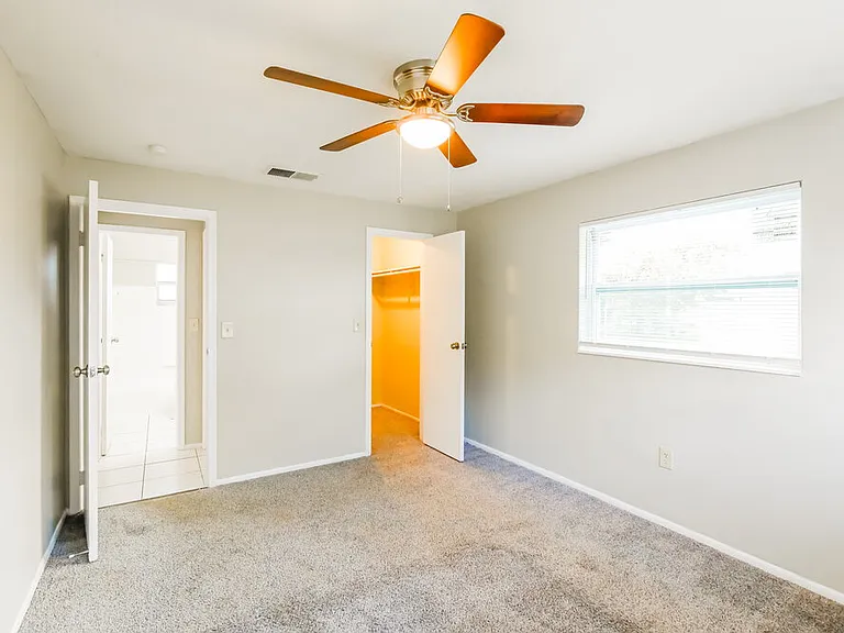 6885 NW 27th Ct — Photo 11