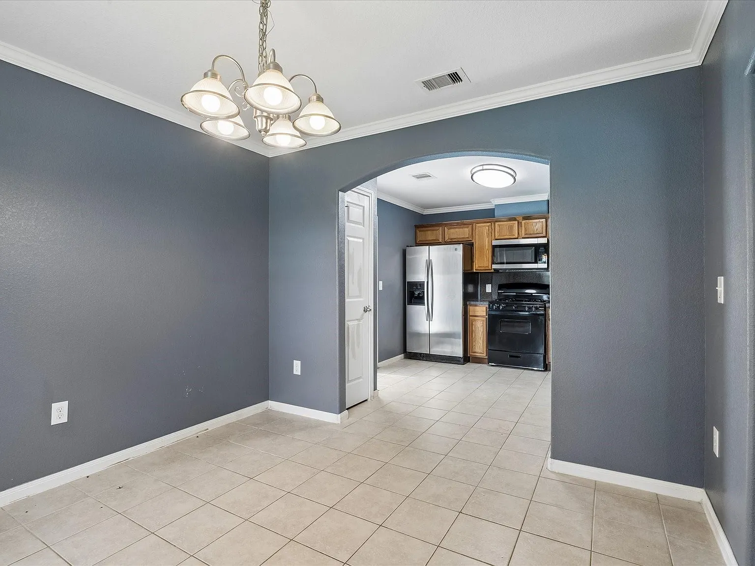 4 bed, 2.0 bath, 1576 sqft, $2,075 — Photo 4