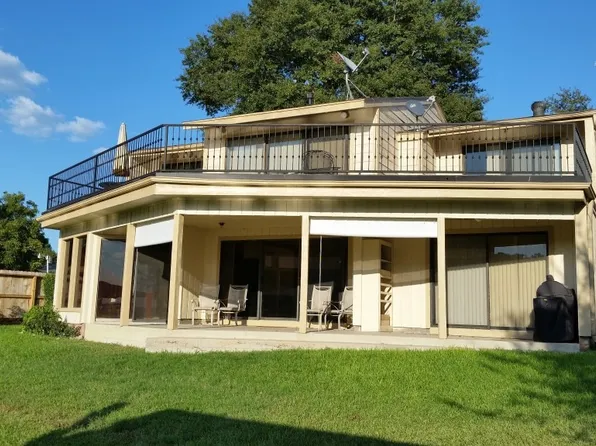 10680 Circle Dr, Willis, TX 77318