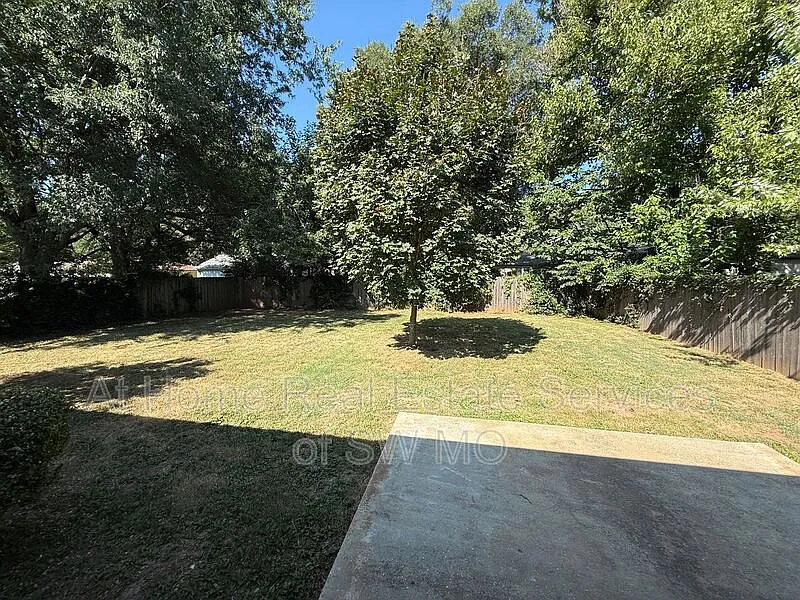 3 bed, 1.0 bath, 1071 sqft, $1,230 — Photo 2
