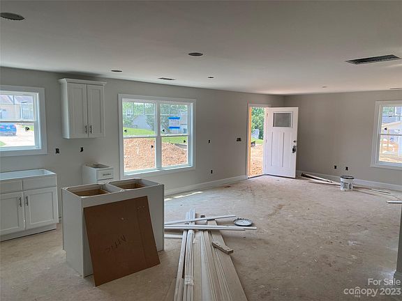 5th image of 824 Constitution Ave