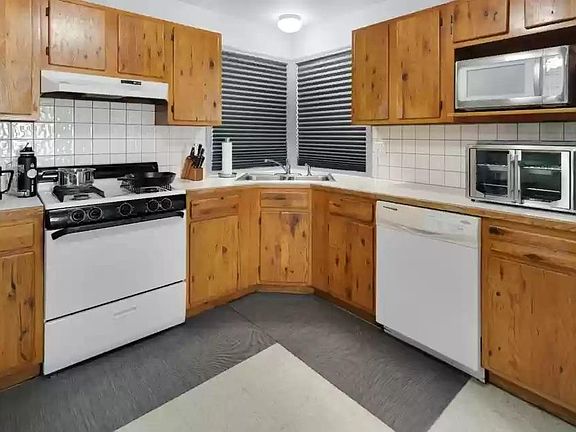 Oak Cabinets, Great appliances, spacious L shaped Kitchen