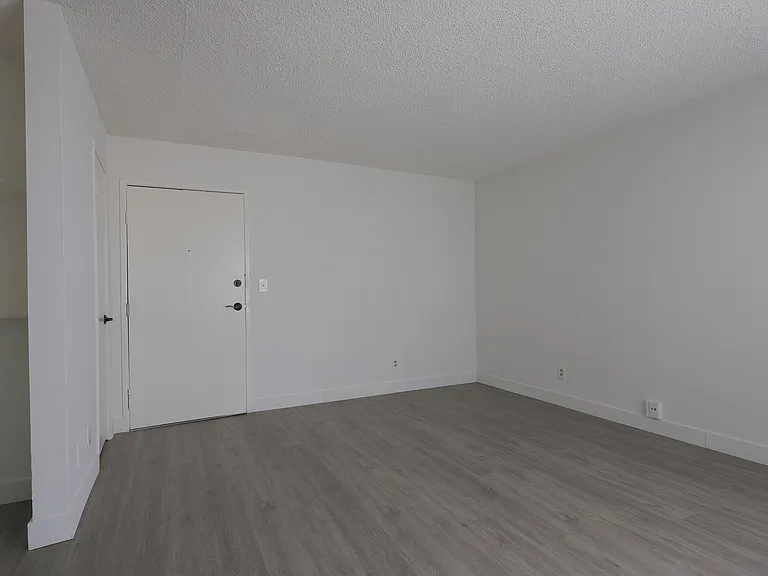 943 Elden Ave — Photo 9