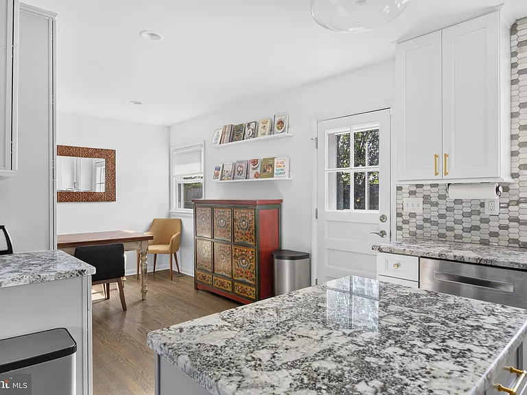 1015 Woods Pl — Photo 11