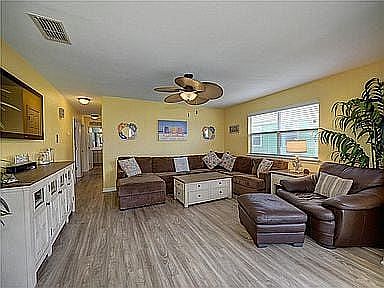 4th image of 634 Pelican Cir
