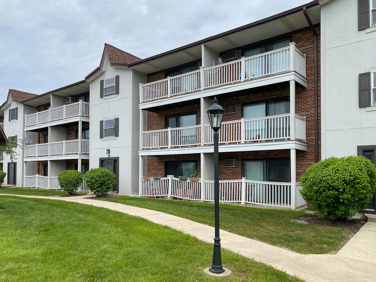 2 bed, 1.5 bath, 900 sqft, $2,050 — Photo 1