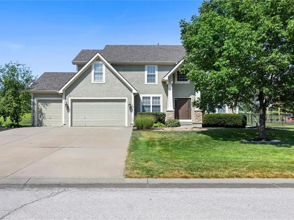 706 Willow Dr, Lansing, KS 66043