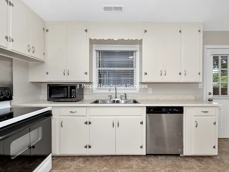 823 Stanhope Dr NE — Photo 16