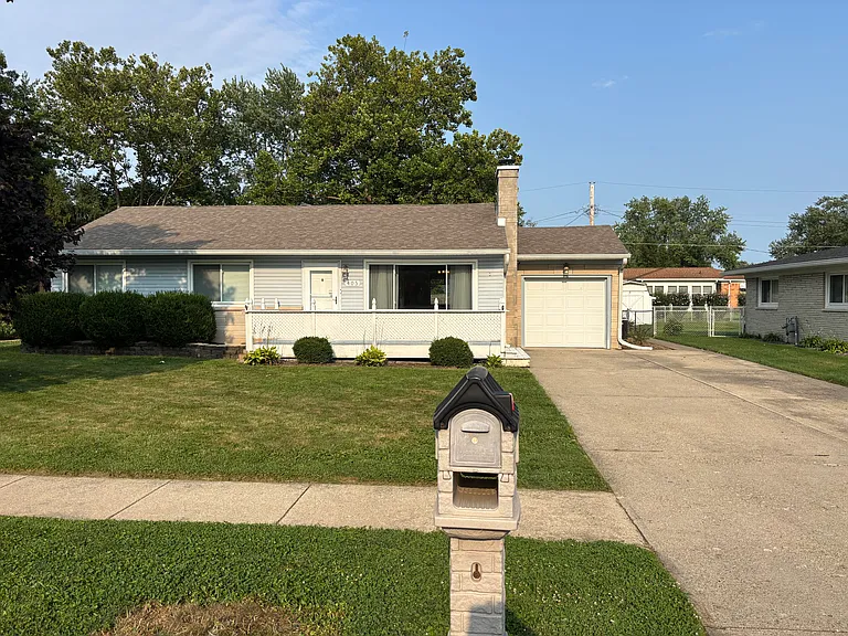 405 Jefferson Blvd — Photo 1