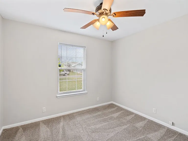 604 Maplecreek Dr — Photo 18