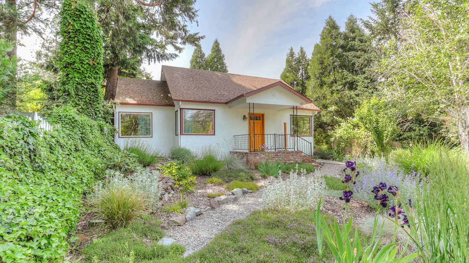 555 Beach St photo 1
