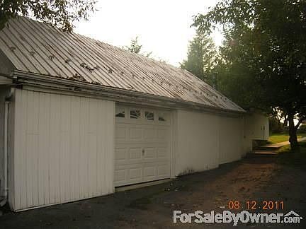 2.5 car garage : garage has 1 door that goes up, 1 door that slides and 1 man door