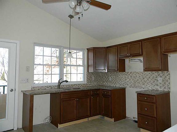5th image of 33 Stoney View Dr
