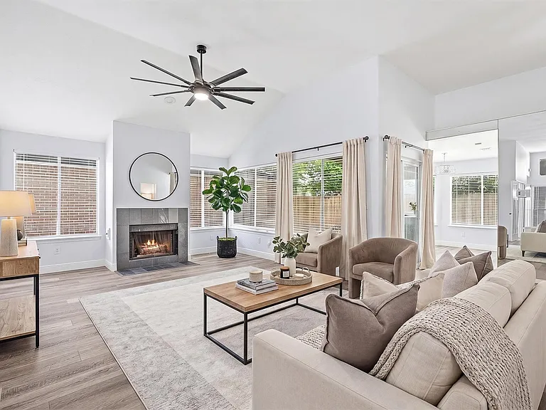 7815 Royan Dr — Photo 5