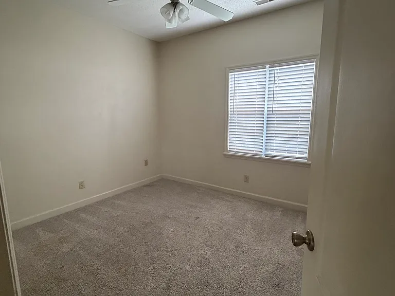 200 Willow Green Dr #B — Photo 13