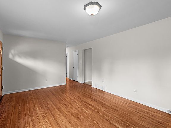 3rd image of 3841 Walhampton Dr