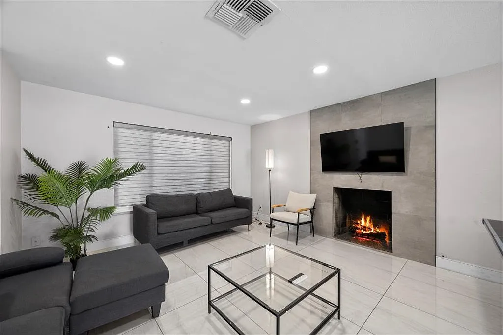 6 bed, 2862 sqft, $3,100 — Photo 1