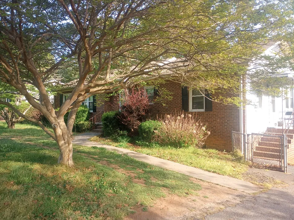 706 W Lee Rd