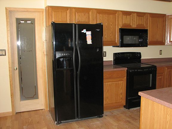 Kitchen w/large pantry