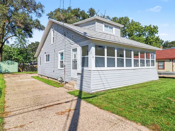 21 Frontenac St SE, Wyoming, MI 49548