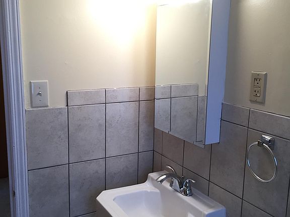 3rd image of 131 Parkside Ct