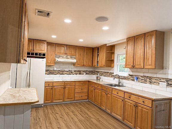 2nd image of 531 Brookhaven Avenue