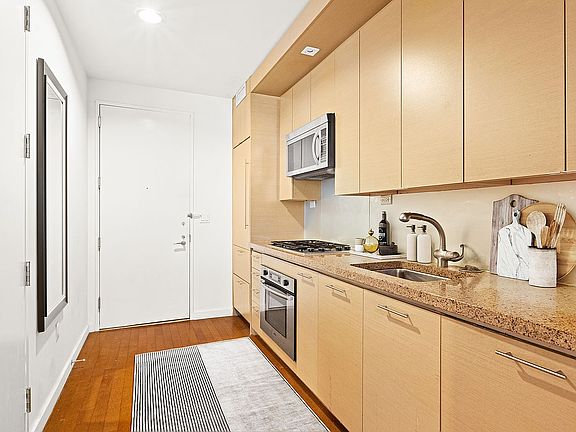 4th image of 1600 Broadway APT 6F