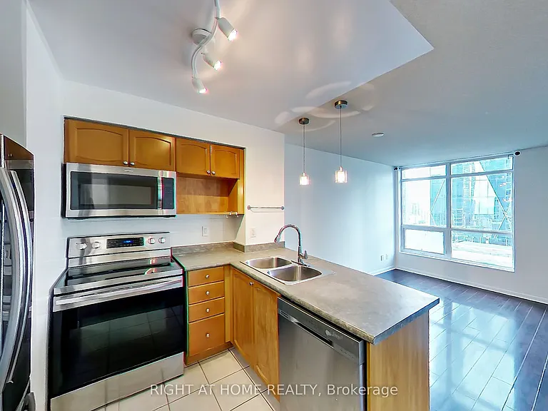 18 Yonge St #1813 — Photo 9