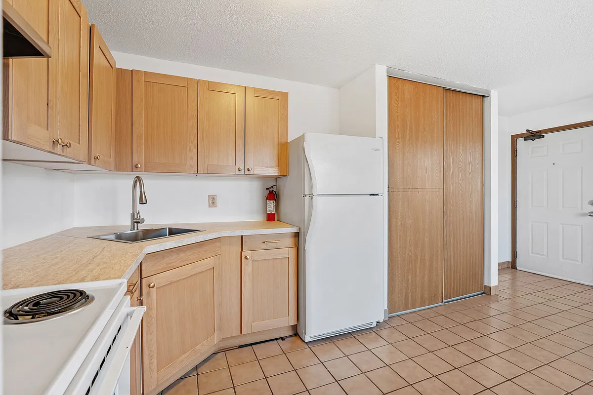 Building Photo - 1053 Cromwell Ave #303