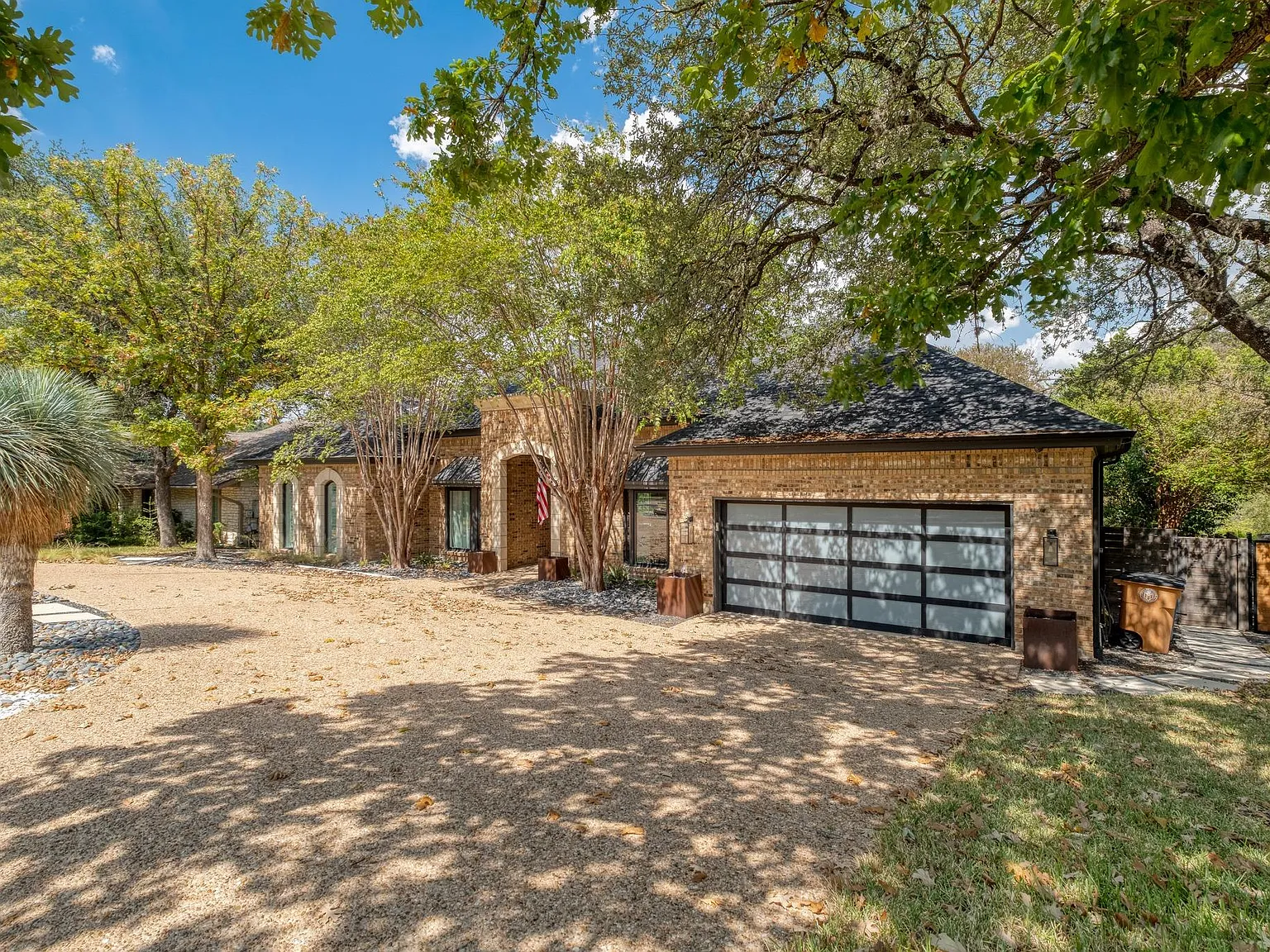 3 bed, 3.0 bath, 2625 sqft, $7,995 — Photo 3