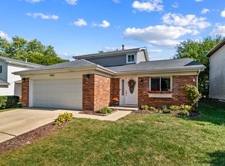 6831 Dove Ave, Woodridge, IL 60517