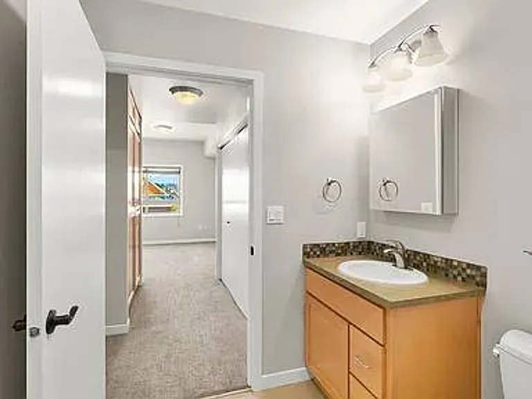 1127 Broadway St NE — Photo 9