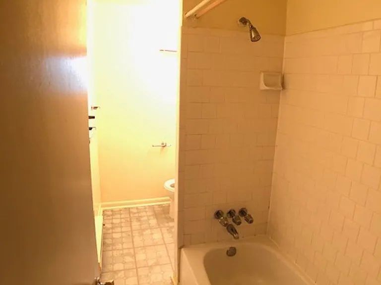 1910 Sulgrave Ave — Photo 20