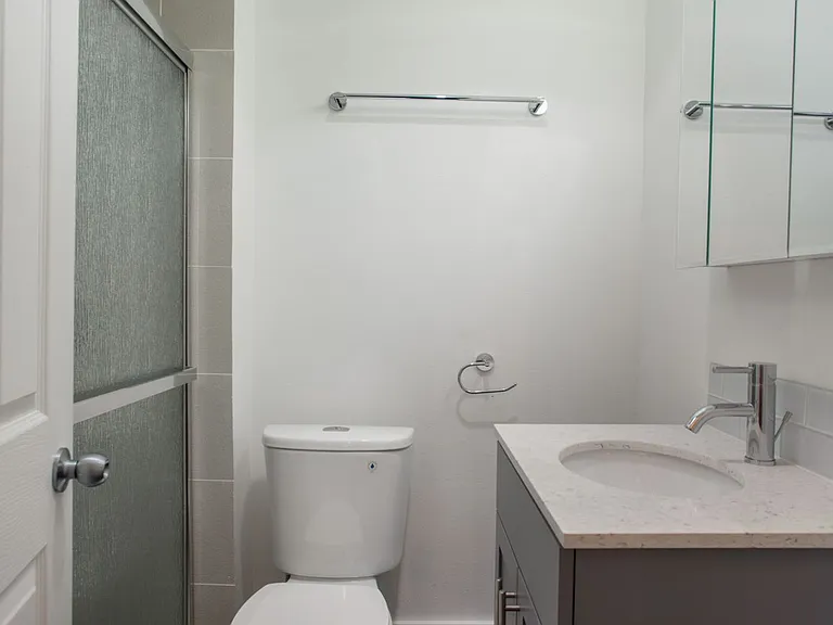 Great Location with Full Washer and Dryer in Unit and Full Kitchen! — Photo 51