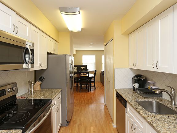 4th image of 17 Shady Hill Ct