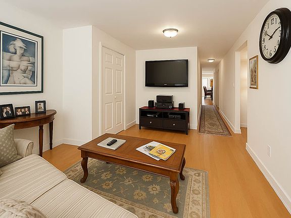 5th image of 320 E 54th St APT 2F