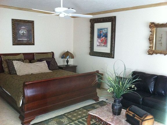3rd image of 3201 Banyan Cir