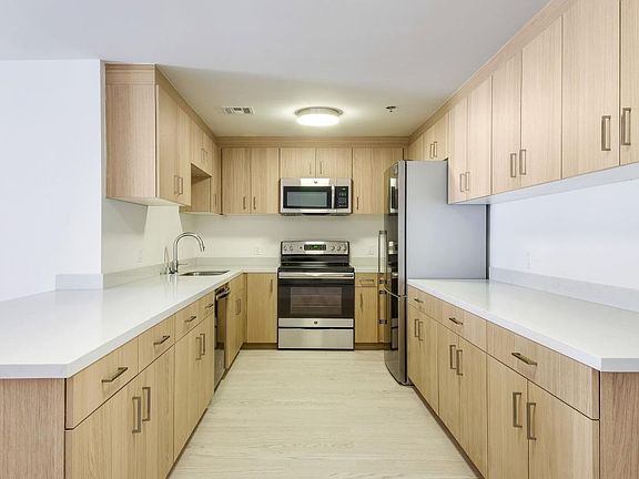 5th image of 220 San Vicente Blvd #506