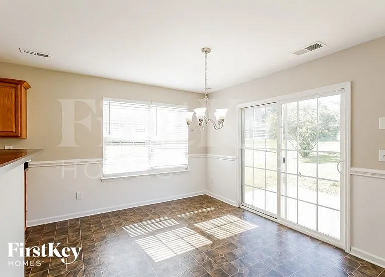 163 Ranlo Ave — Photo 6