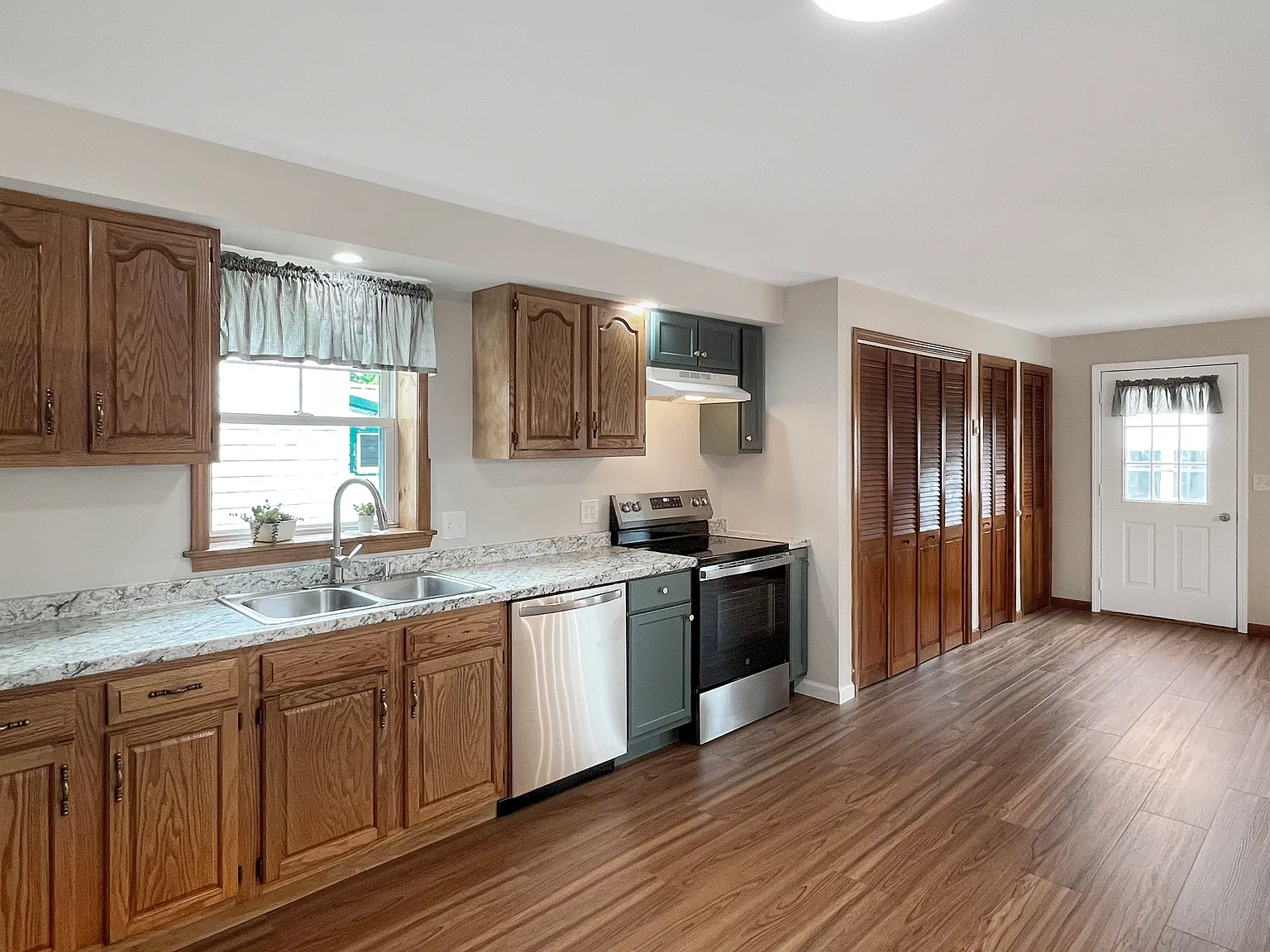 3 bed, 1320 sqft, $1,400 — Photo 2