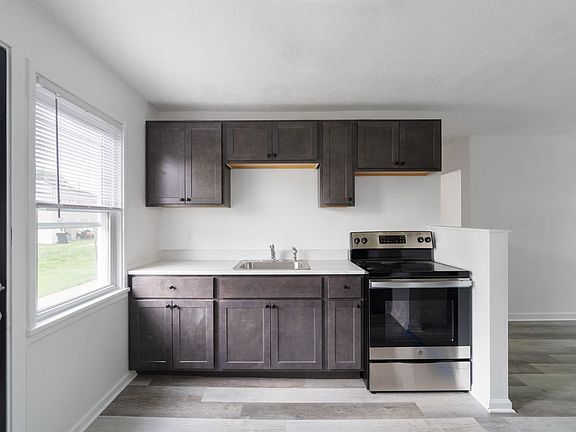 5th image of 33 Midland Heights Cir