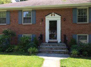 8421 Crown Pl, Alexandria, VA 22308